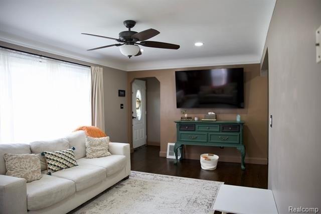 Hazelton St, Dearborn Heights, MI 48127