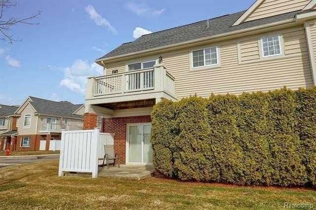 Fairlane Blvd, Woodhaven, MI 48183