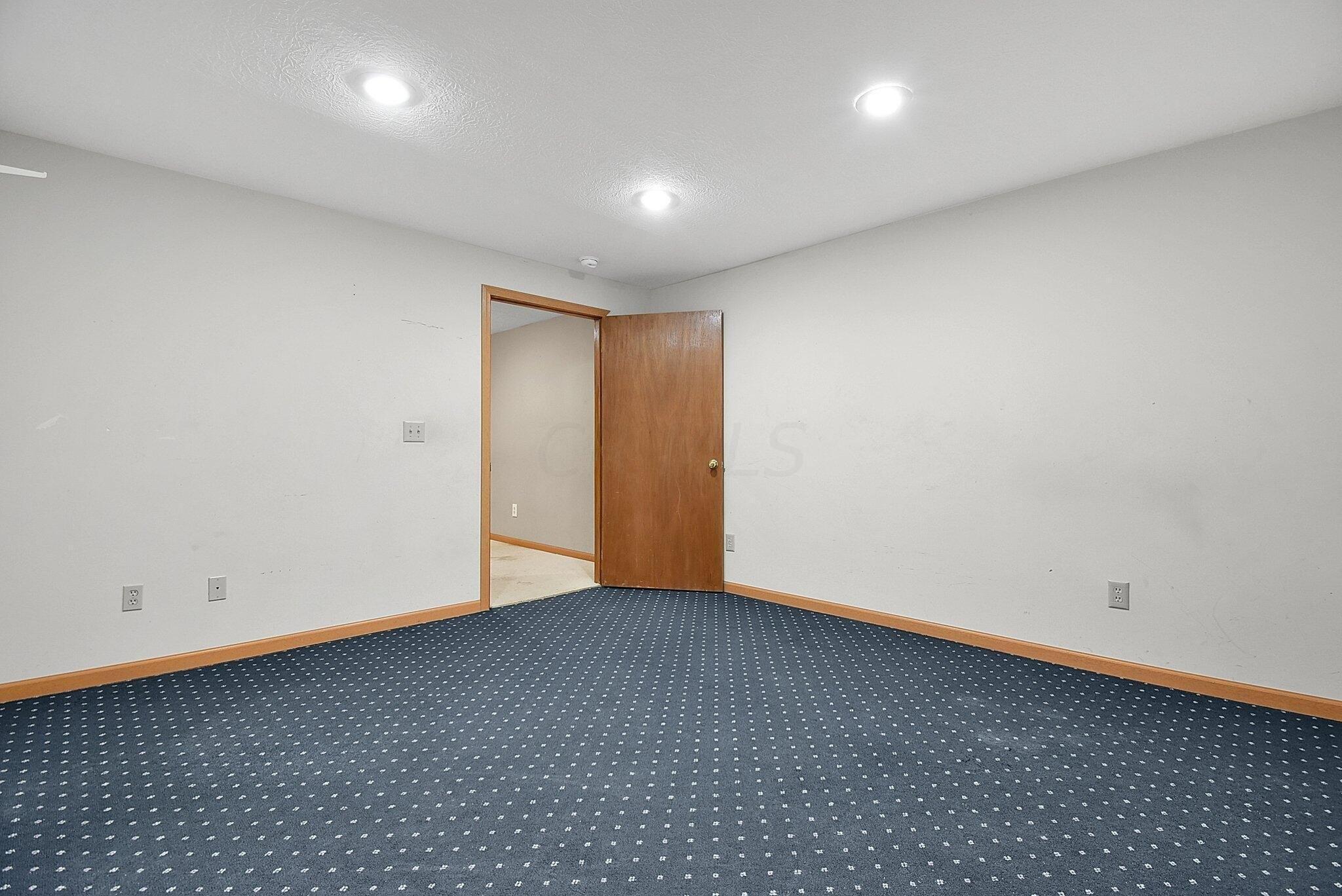 Barry Knoll Dr, Pataskala, OH 43062