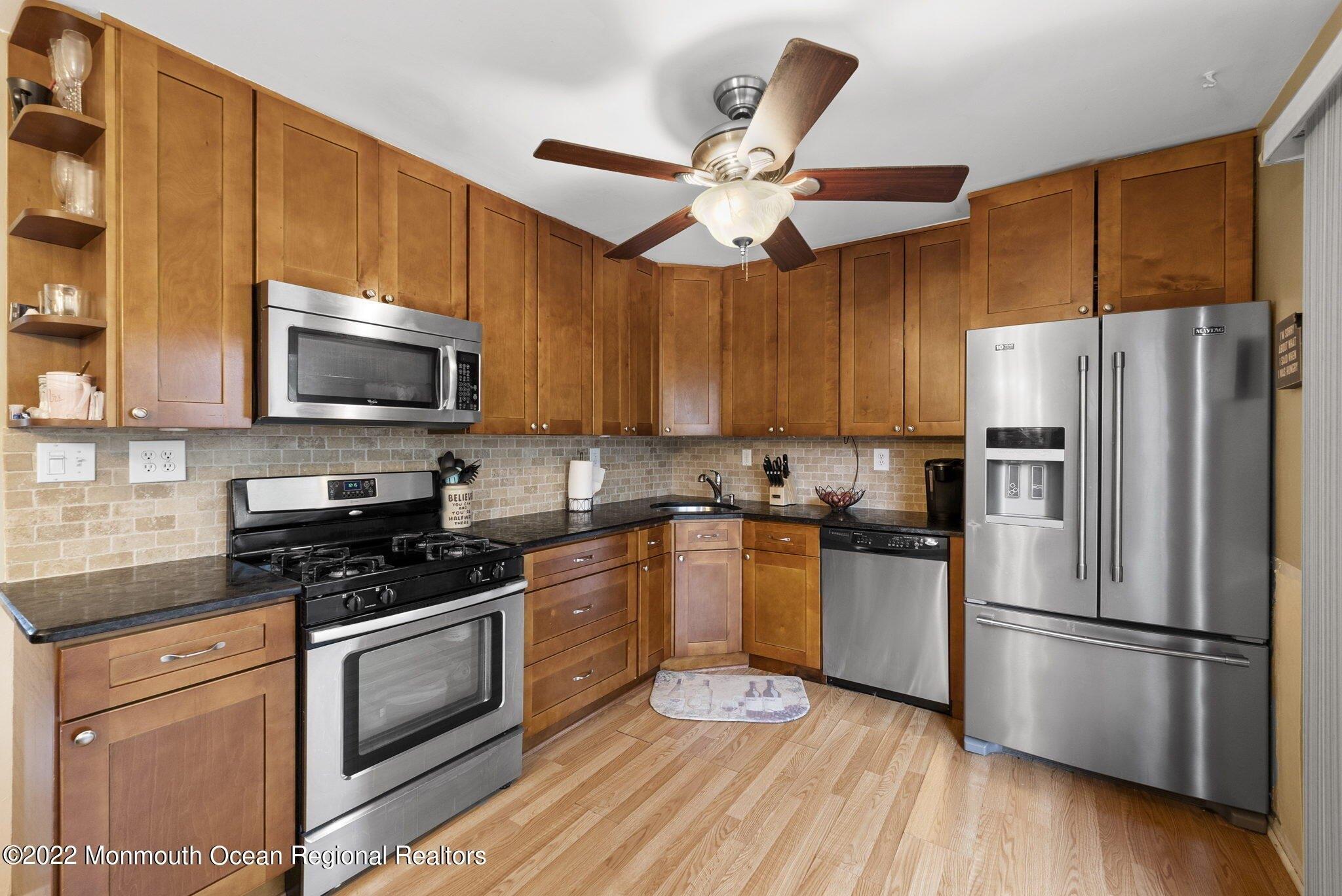 Karwatt Ct, Sayreville, NJ 08872