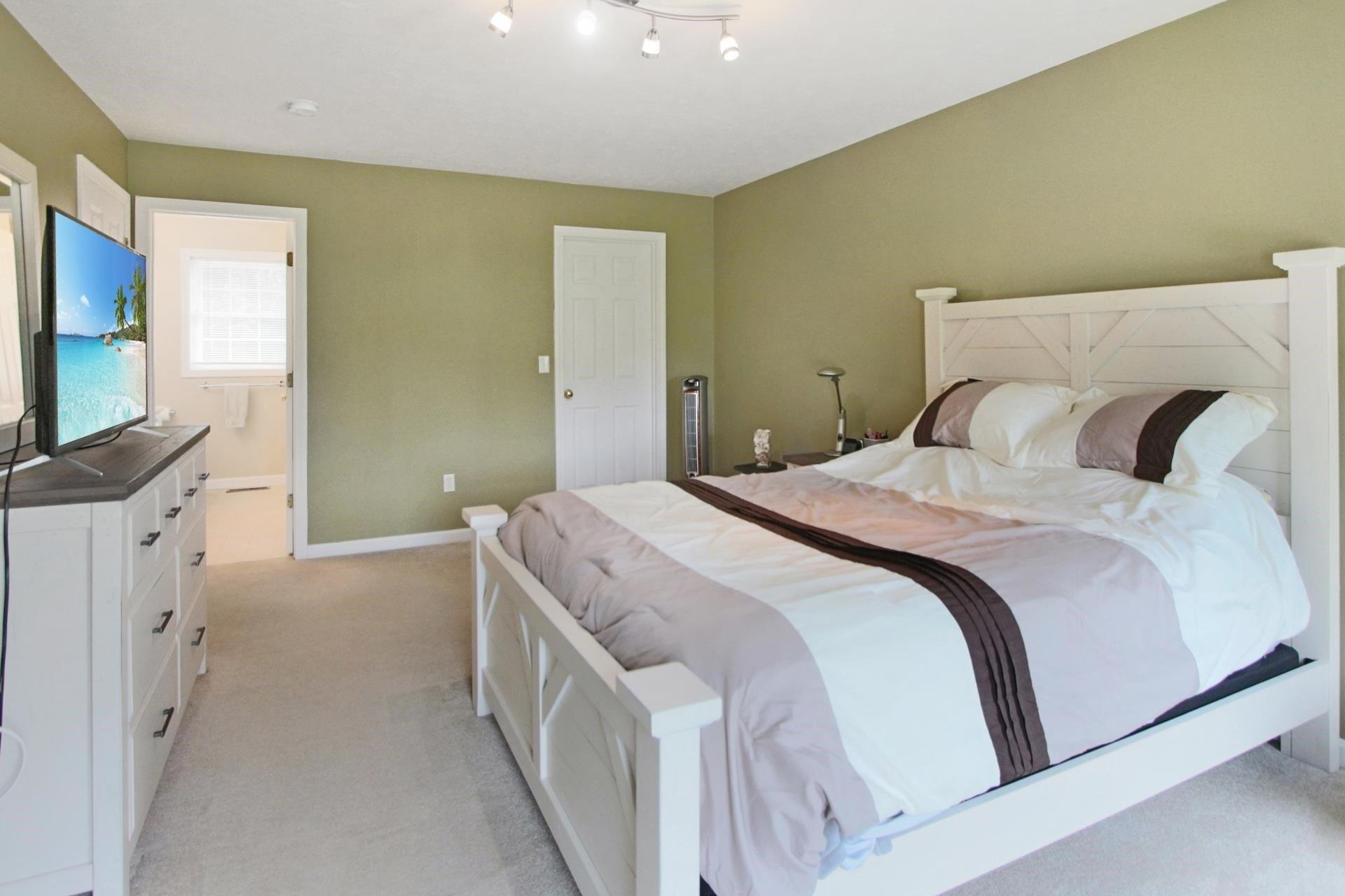 Bradford Cir, Hudson, NH 03051