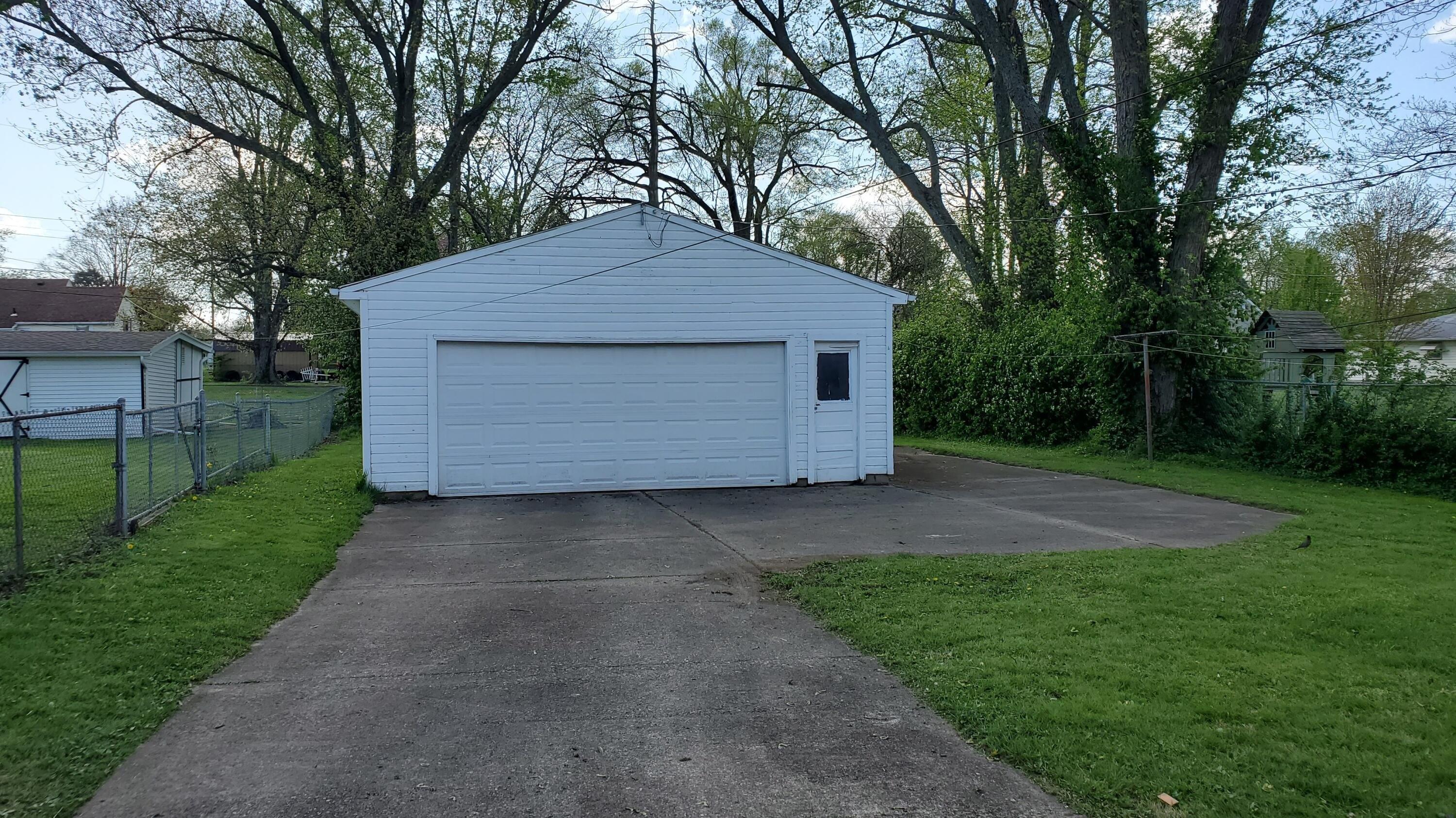 Birch Rd, Springfield, OH 45503