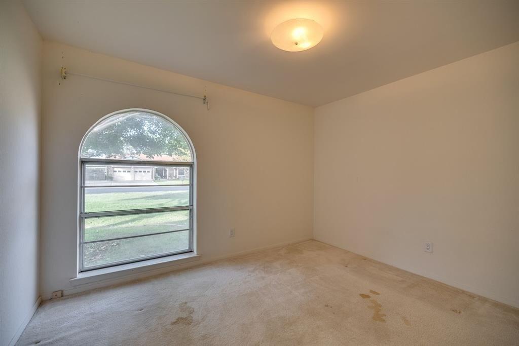 Northglen Dr, Hurst, TX 76054