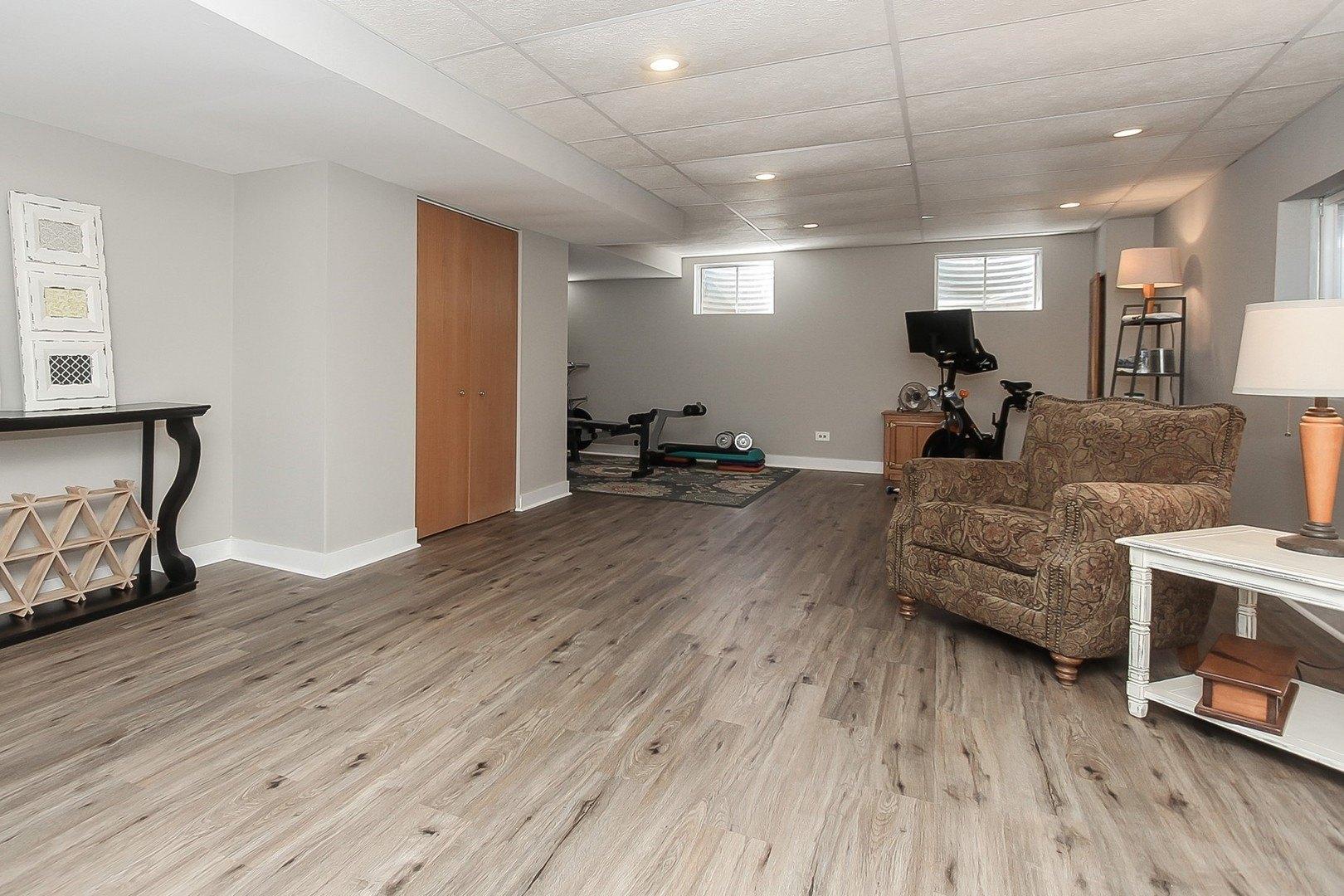 Ridge Ln, Union, IL 60180