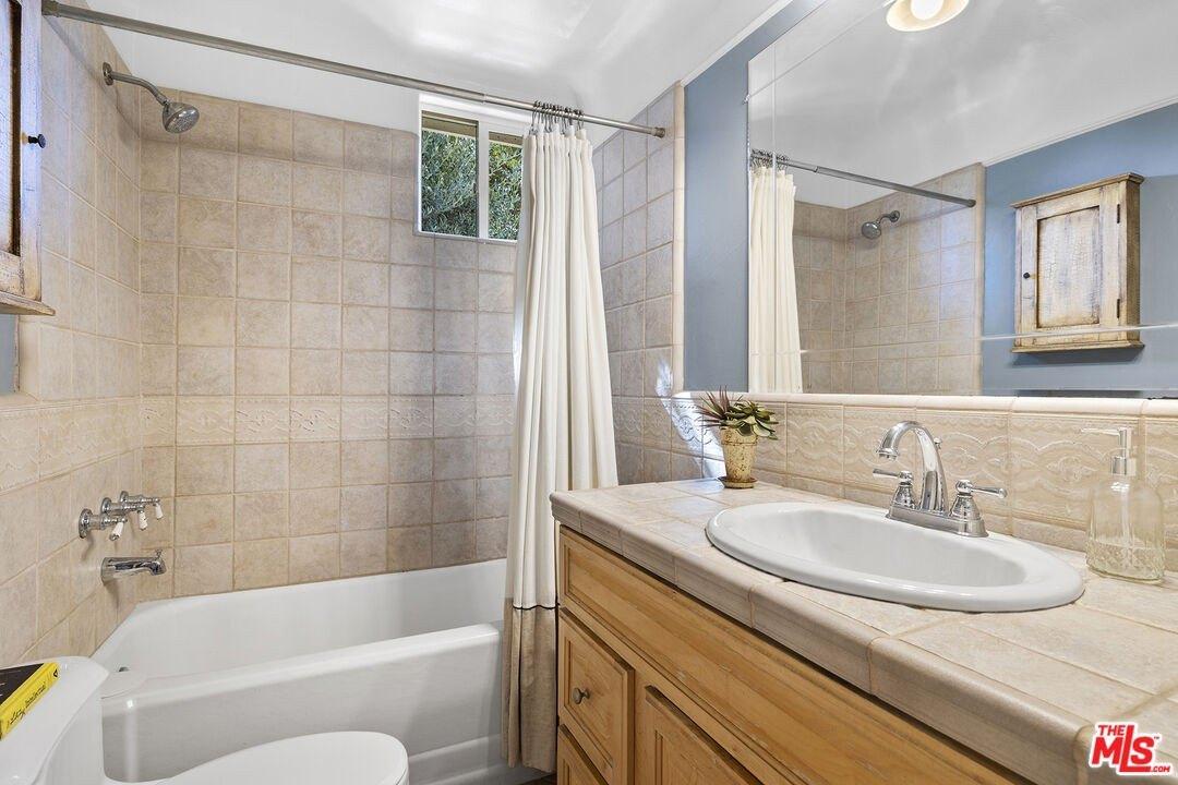 Bennett Dr, Los Angeles, CA 90068