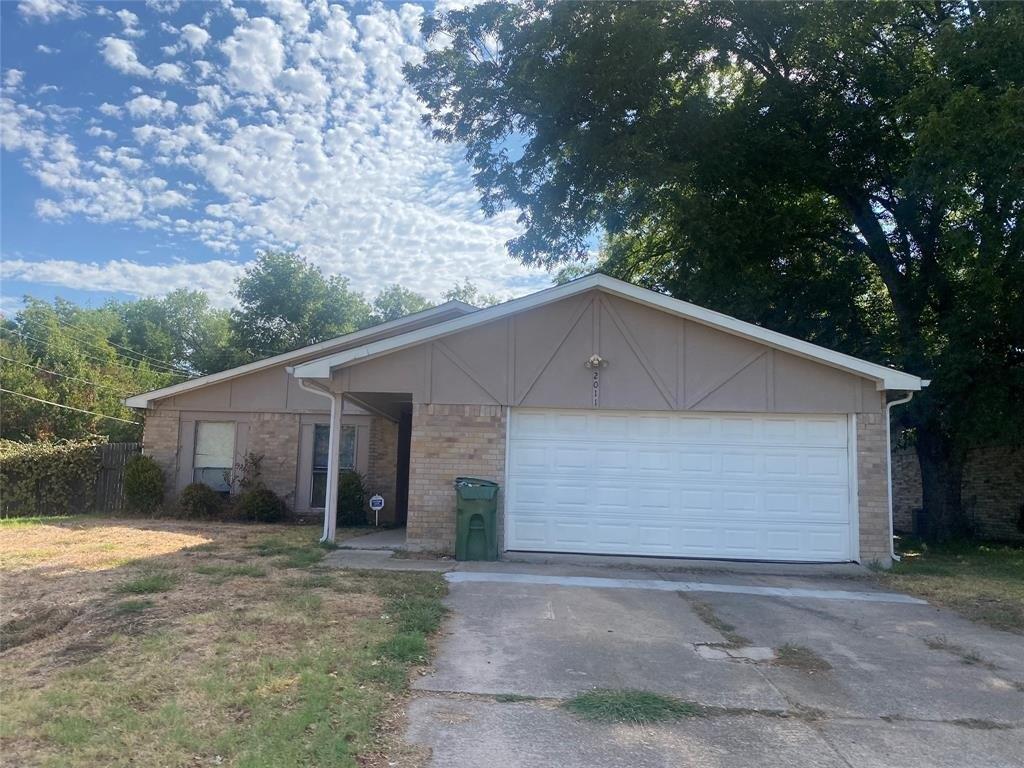 Lavon Creek Ln, Arlington, TX 76006