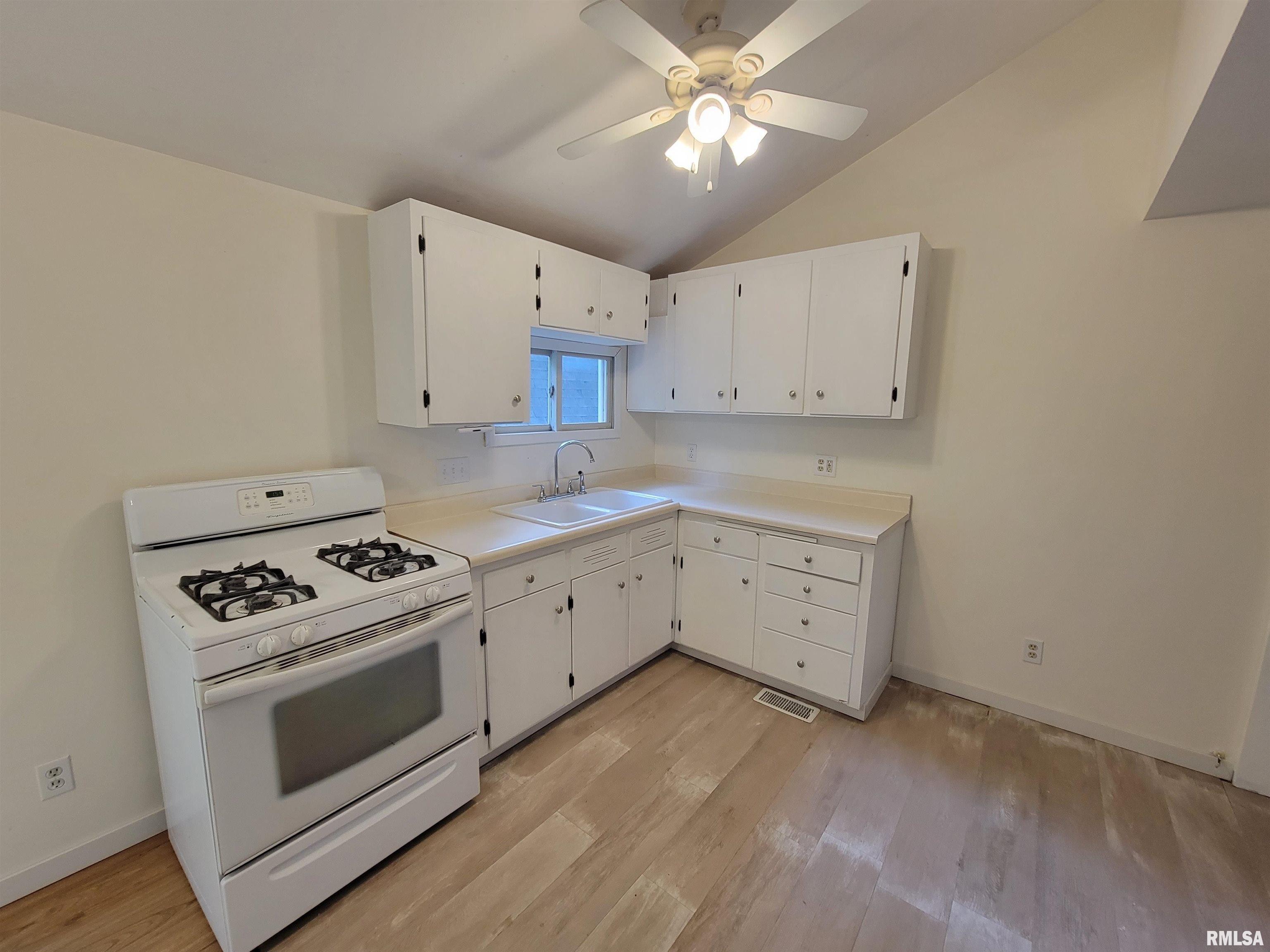 E Forest Ave, East Peoria, IL 61611