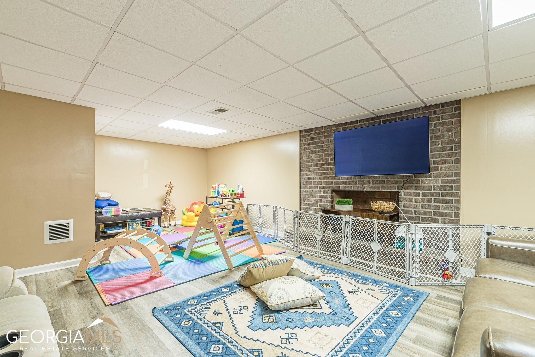 Lichenhearth Ct, Stone Mountain, GA 30087