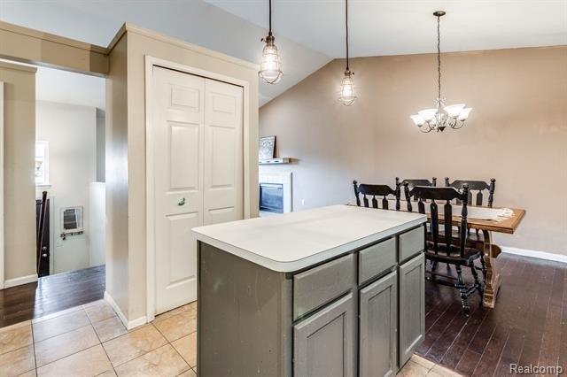 Feather Ln, Waterford, MI 48327