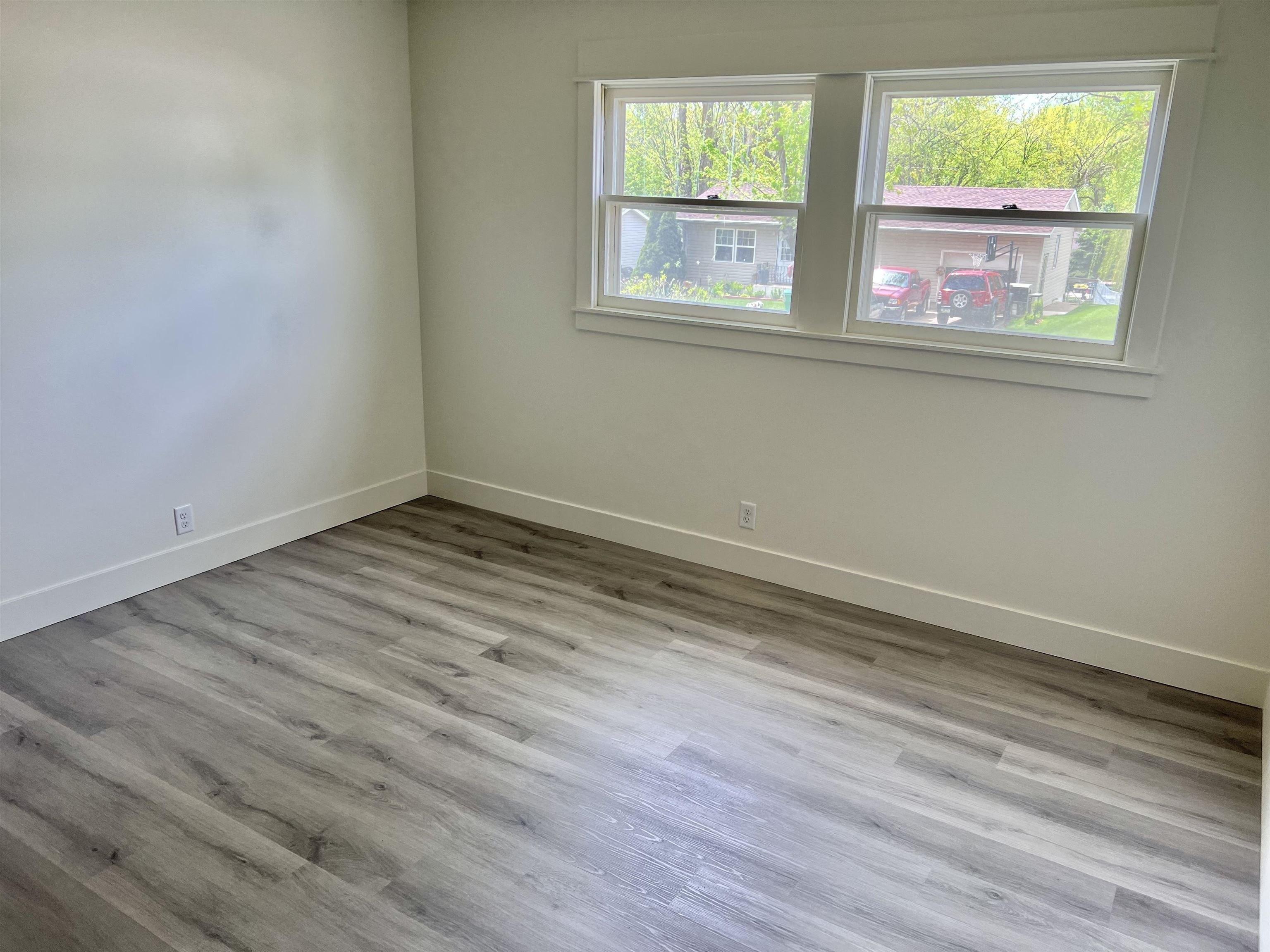 Dupont St, Sioux City, IA 51104