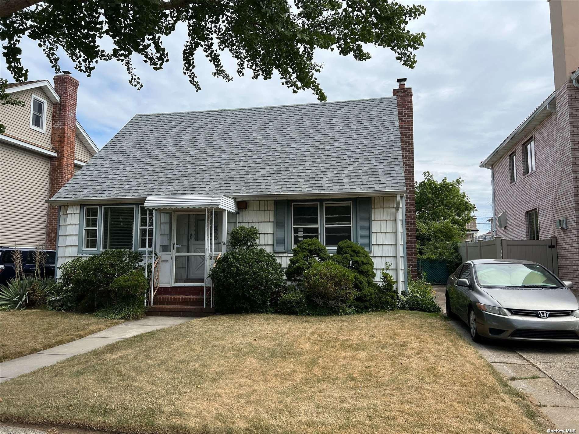 263rd St, Glen Oaks, NY 11004