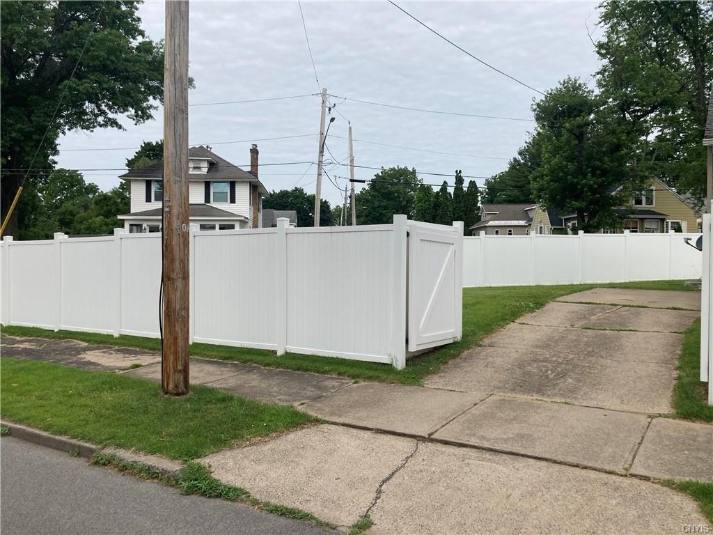 Grandview Ave, Utica, NY 13502