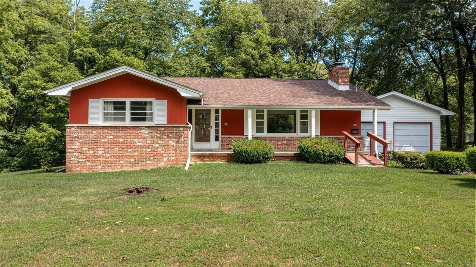 W Henry St, Staunton, IL 62088
