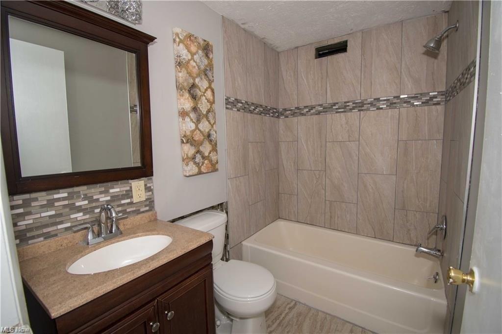 Roseland Ave Nw, Massillon, OH 44647