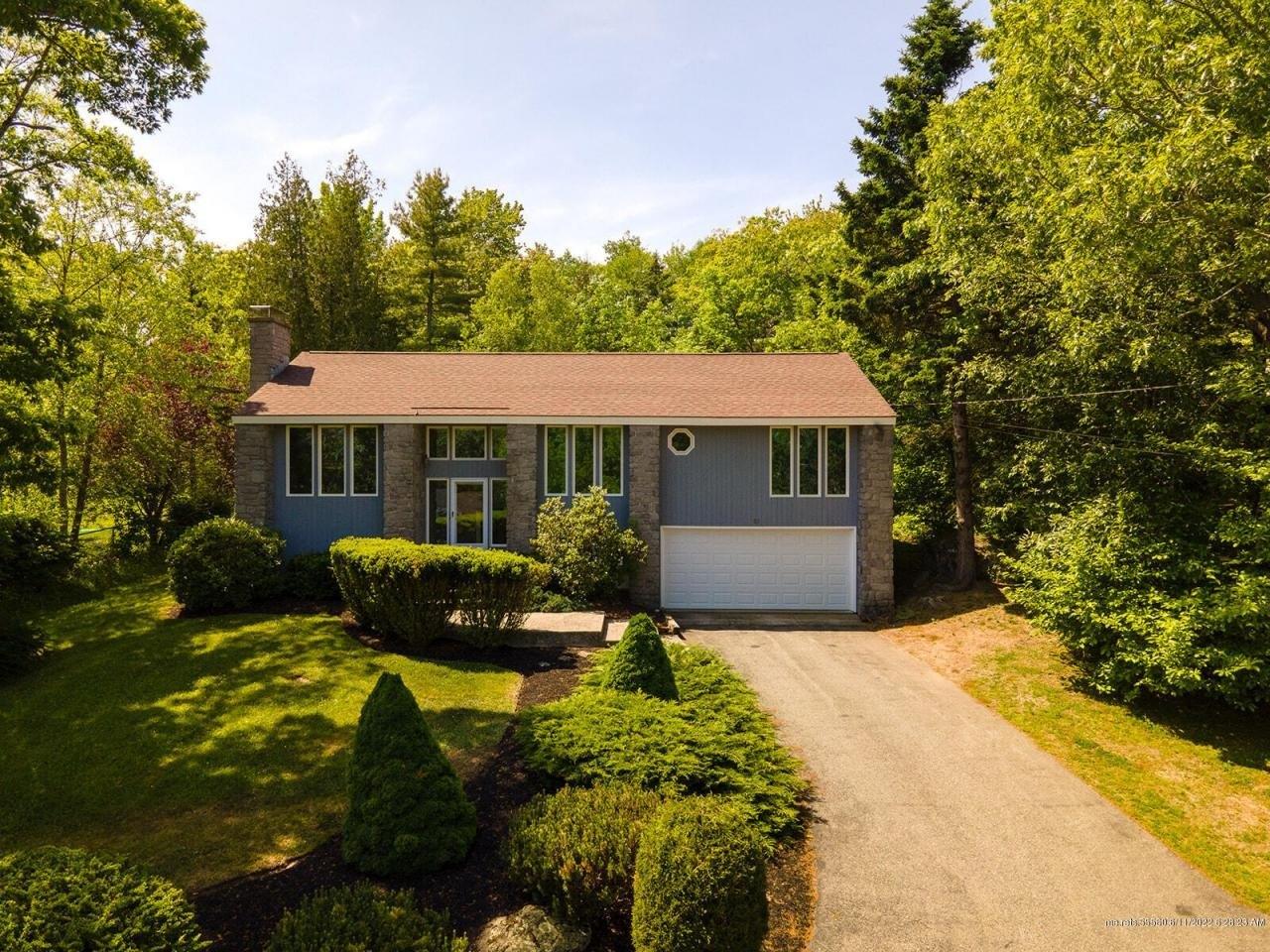 Acadia Dr, Rockland, ME 04841