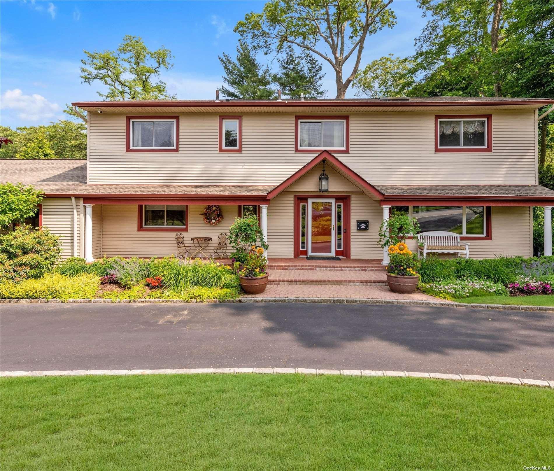 Redwood Dr, Roslyn, NY 11576