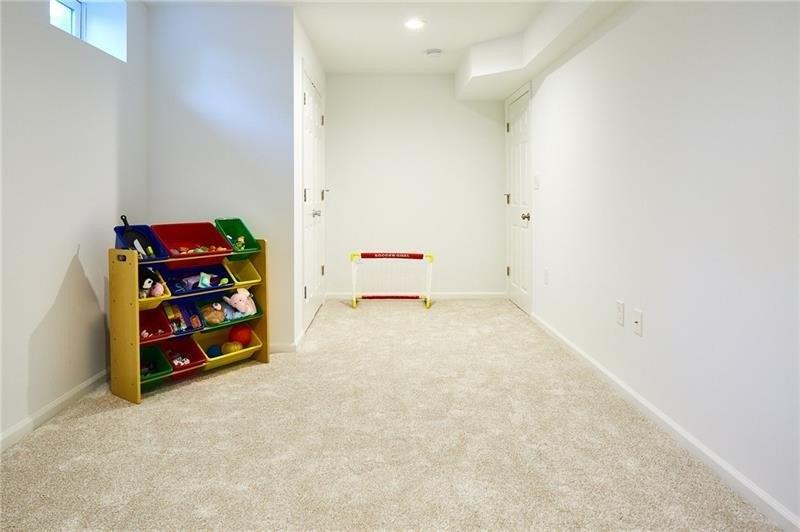 Sweetwater Dr, Sewickley, PA 15143