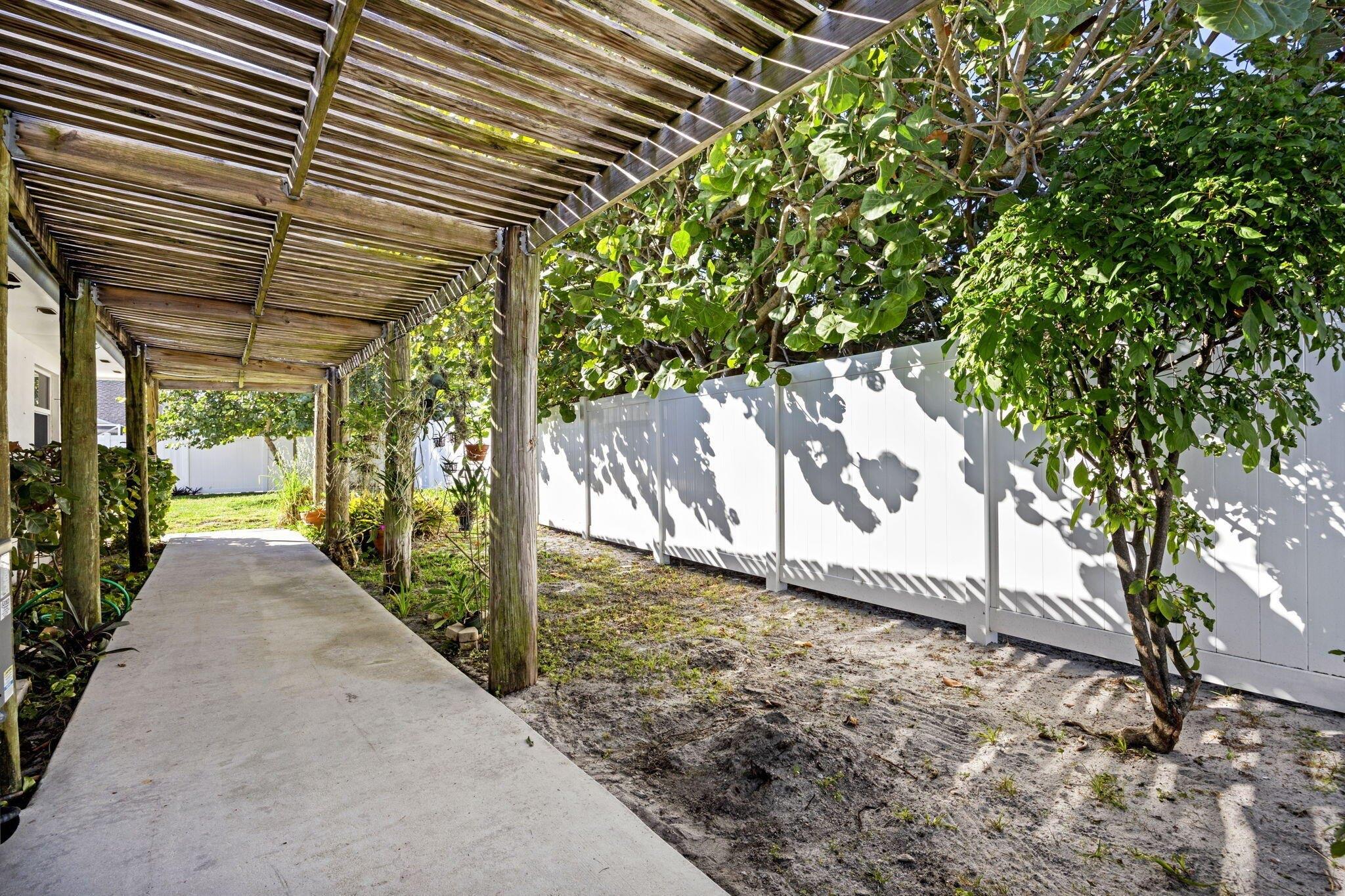 Coral Pl, Jupiter, FL 33469