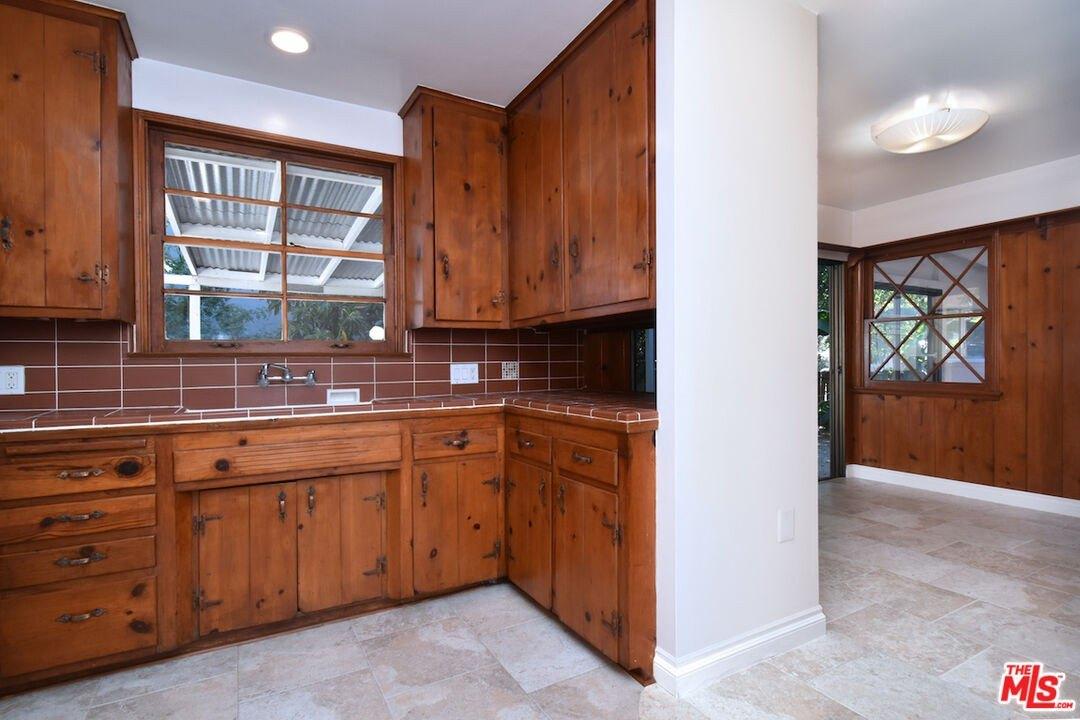 Mary Ellen Ave, Sherman Oaks, CA 91423
