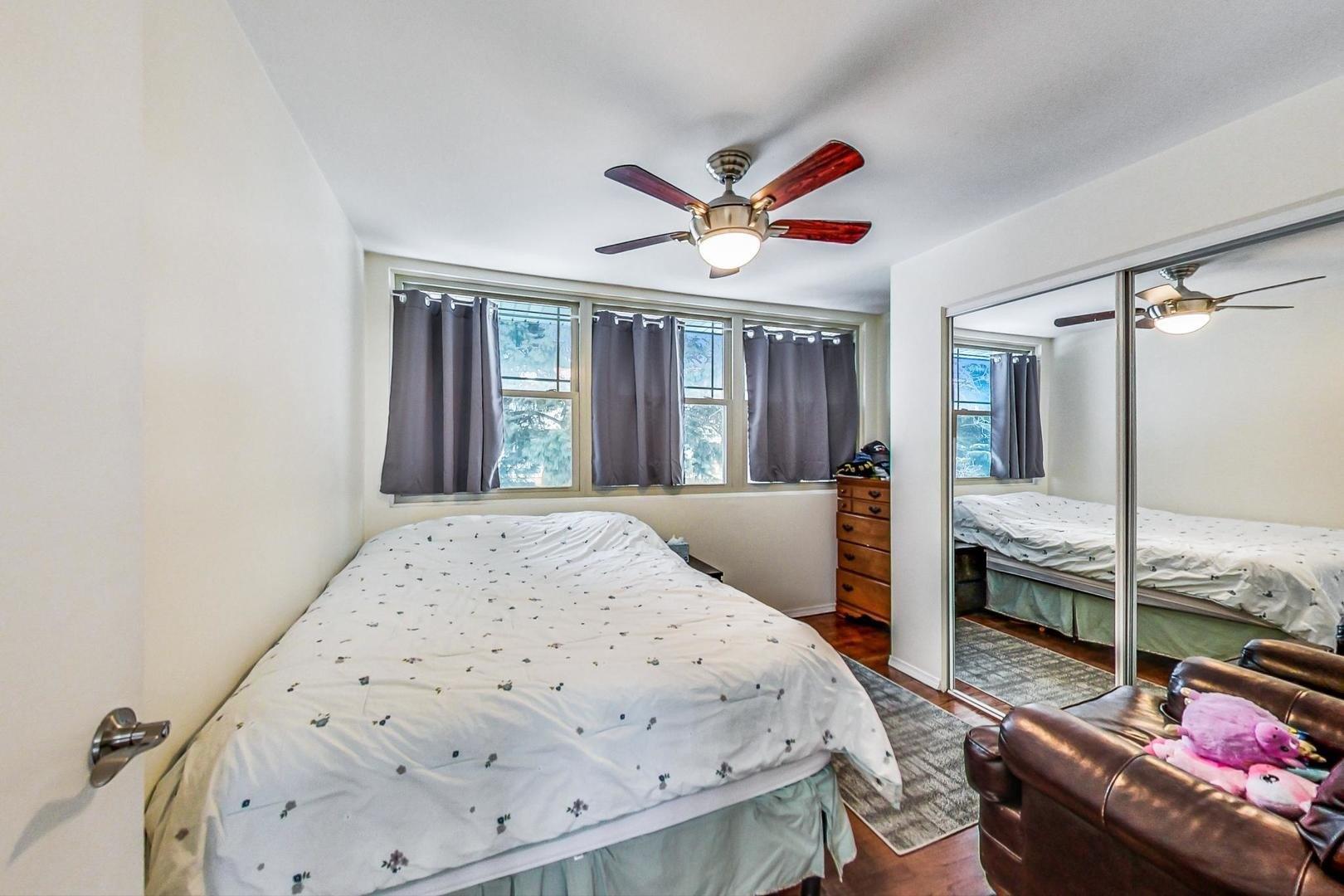 W Greenleaf Ave, Lincolnwood, IL 60712