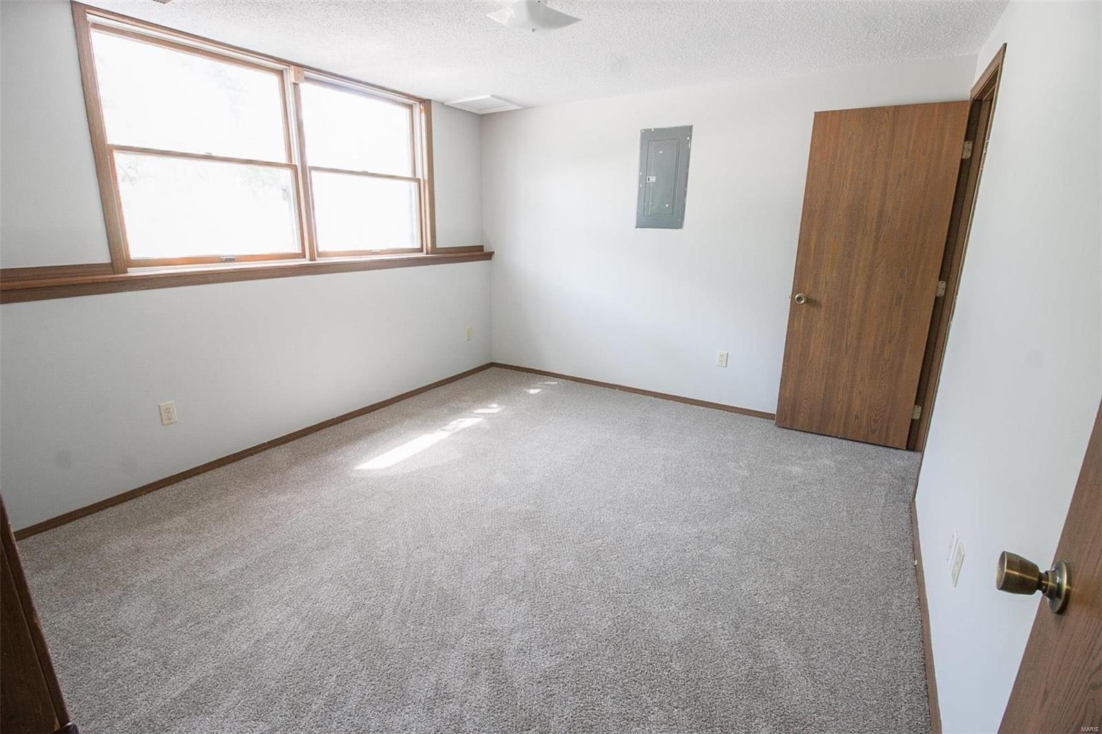 Glenpark Dr, Maryland Heights, MO 63043