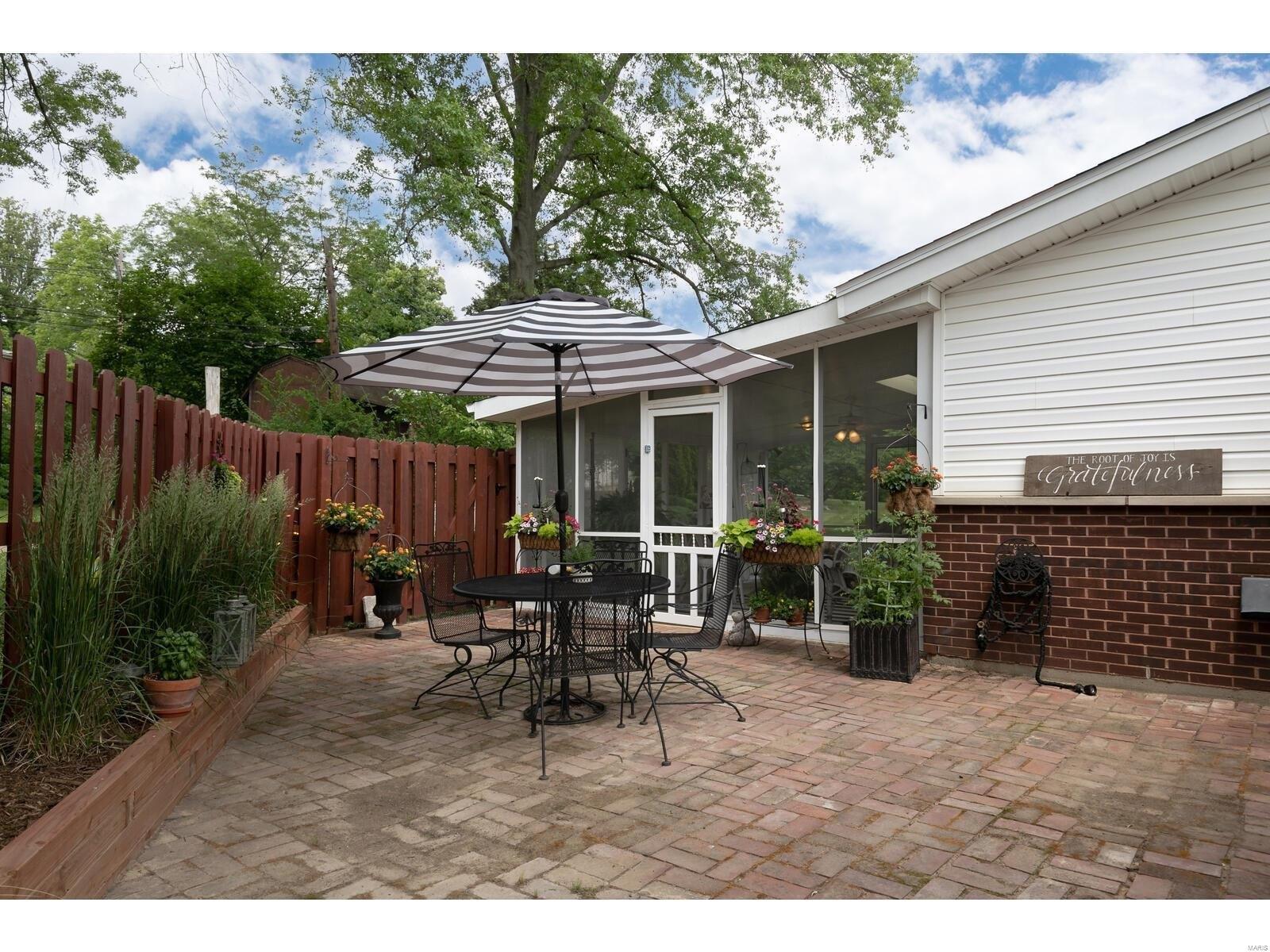 Cordoba Ln, Saint Louis, MO 63126