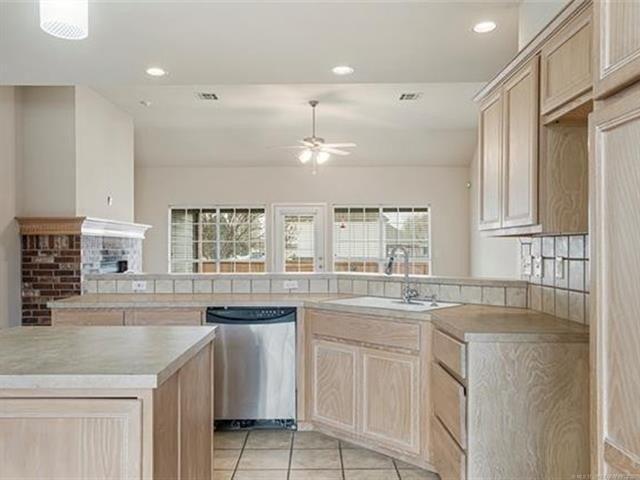 E Seattle St, Broken Arrow, OK 74012
