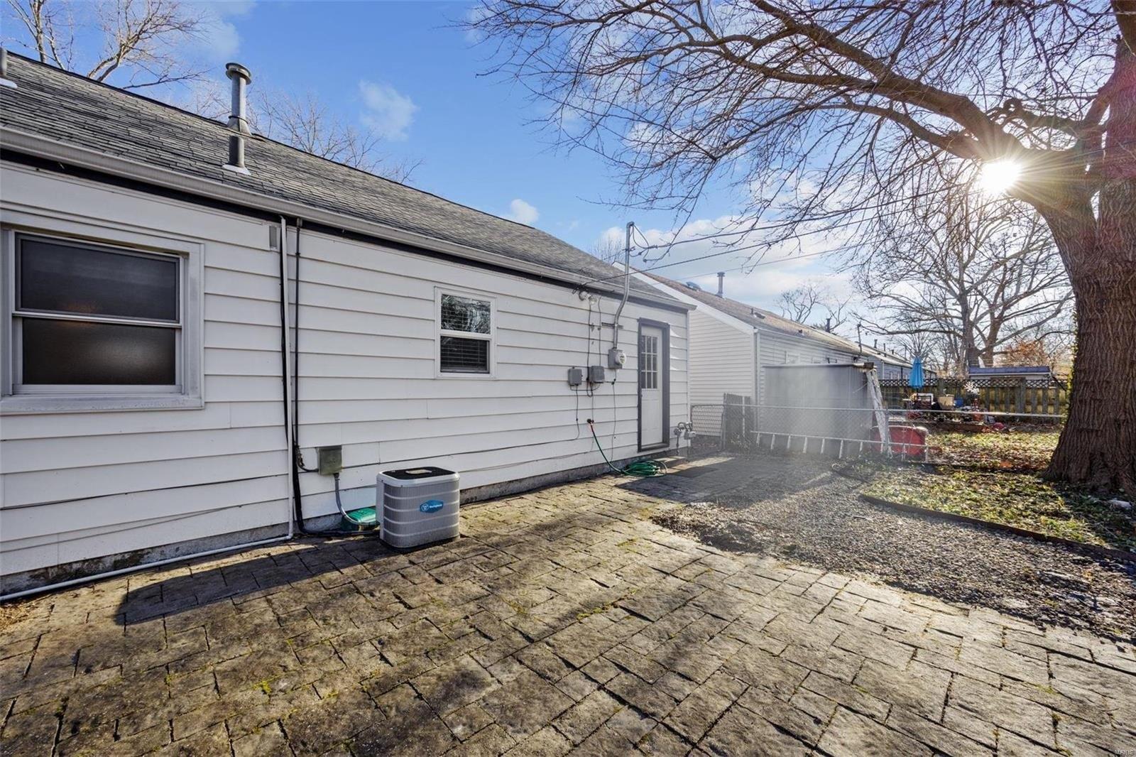 Sanders Dr, Saint Louis, MO 63126