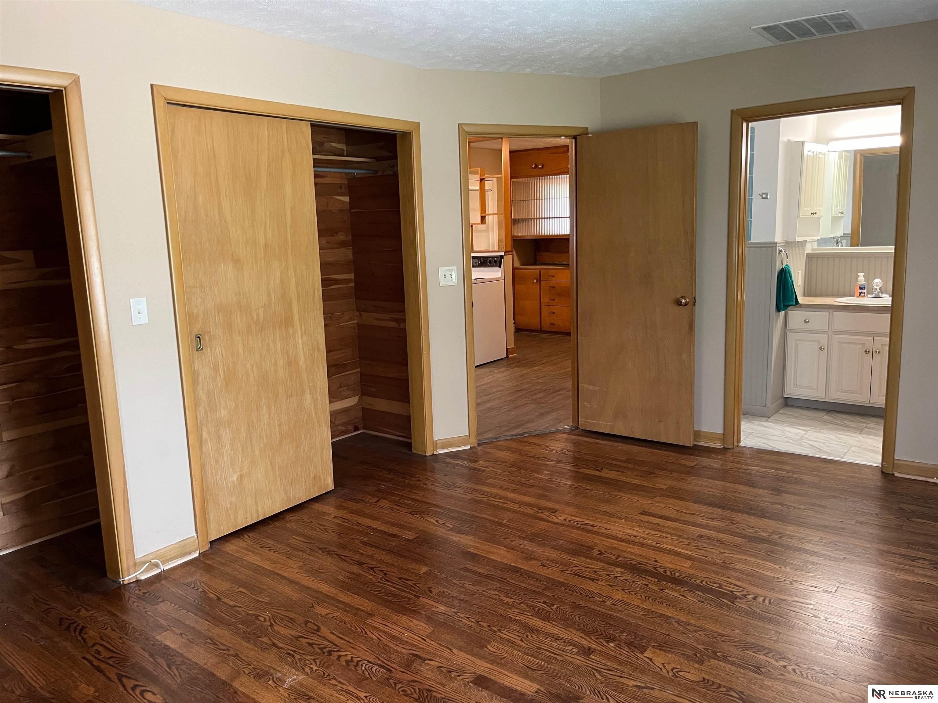 Western Ave, Omaha, NE 68132
