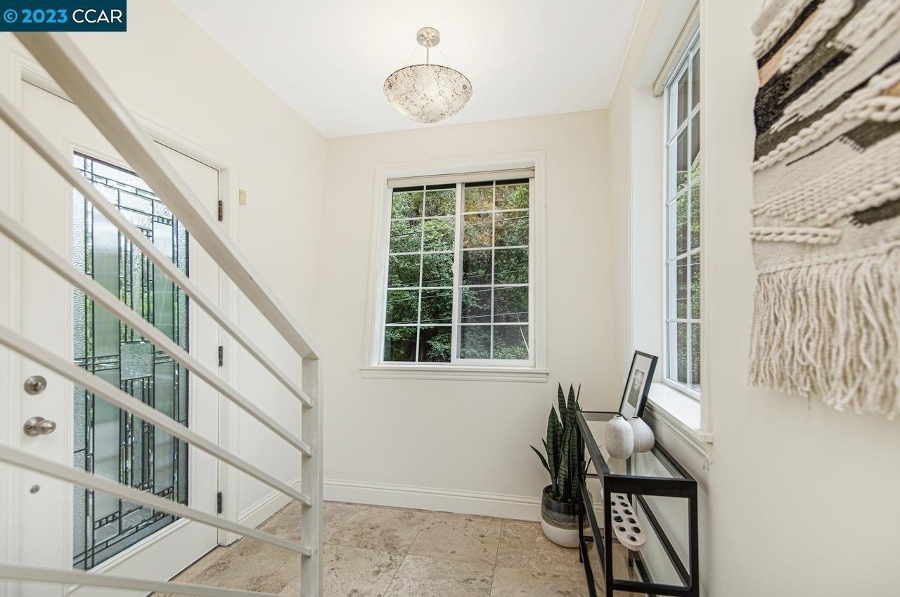 Longcroft Dr, Oakland, CA 94611