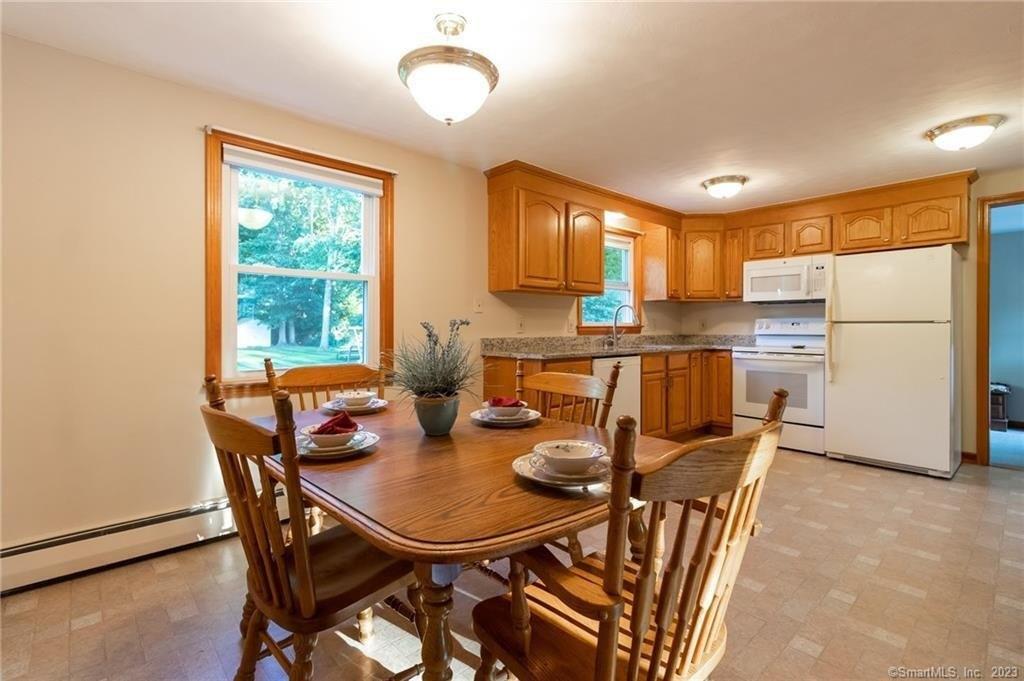 Lois Ln, Enfield, CT 06082