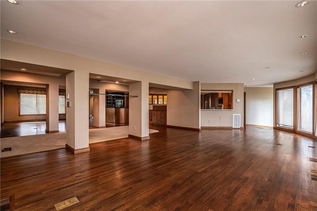 Avondale Dr, Nichols Hills, OK 73116