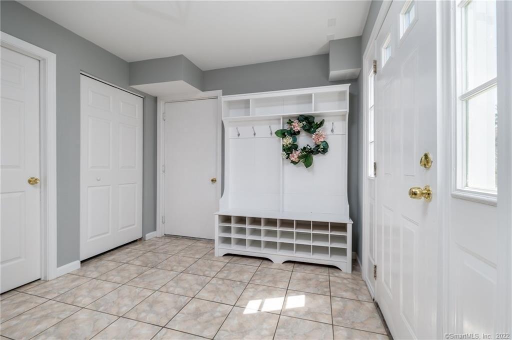 Stratfield Rd, Fairfield, CT 06825