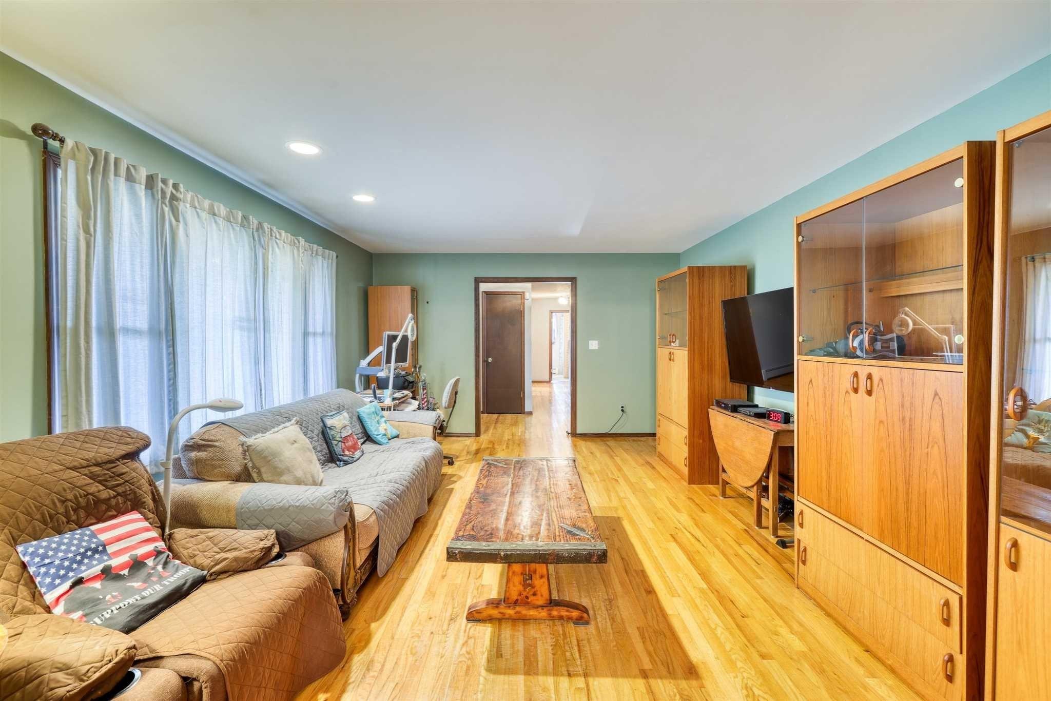 Gillespie St, Pine Bush, NY 12566