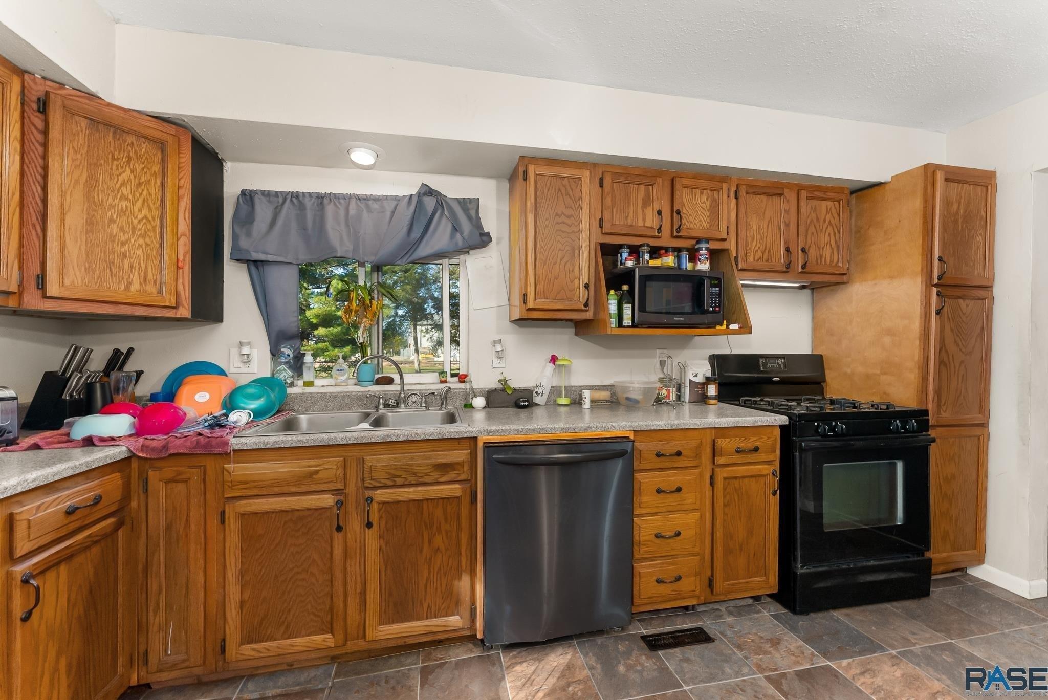E Willow St, Harrisburg, SD 57032