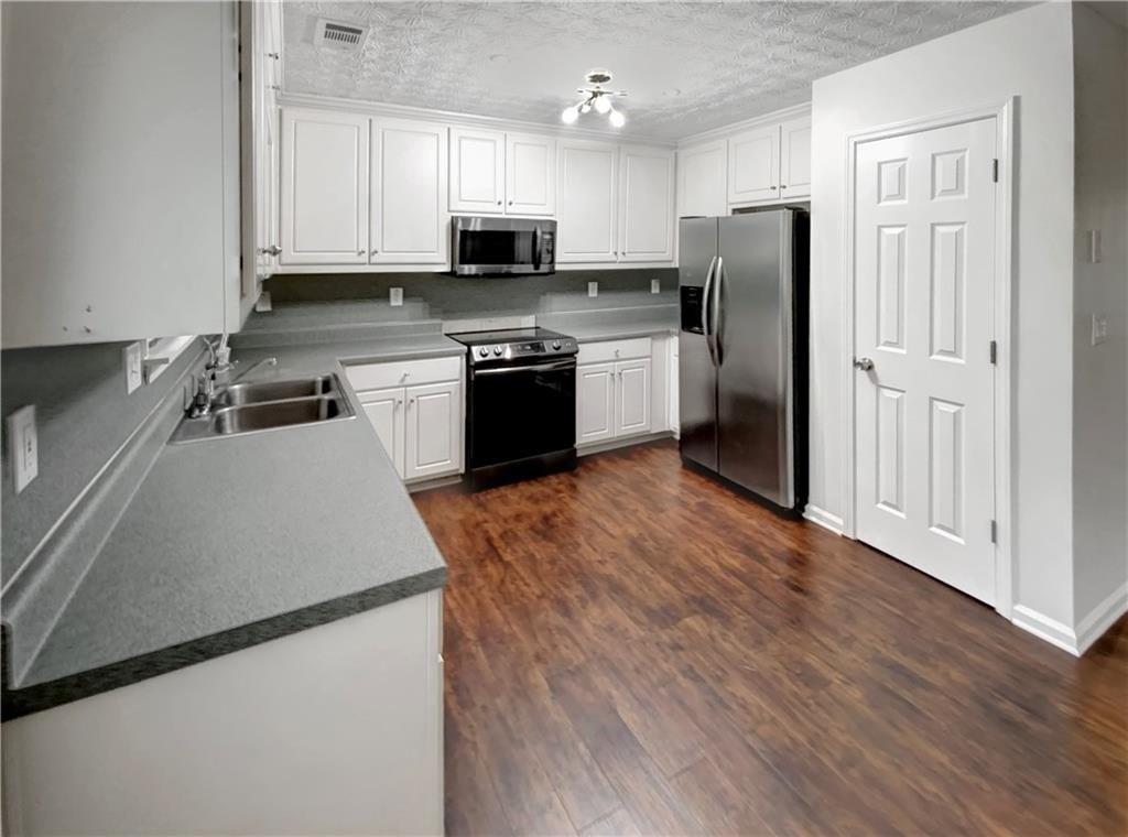 Laurel Bend Dr, Snellville, GA 30039