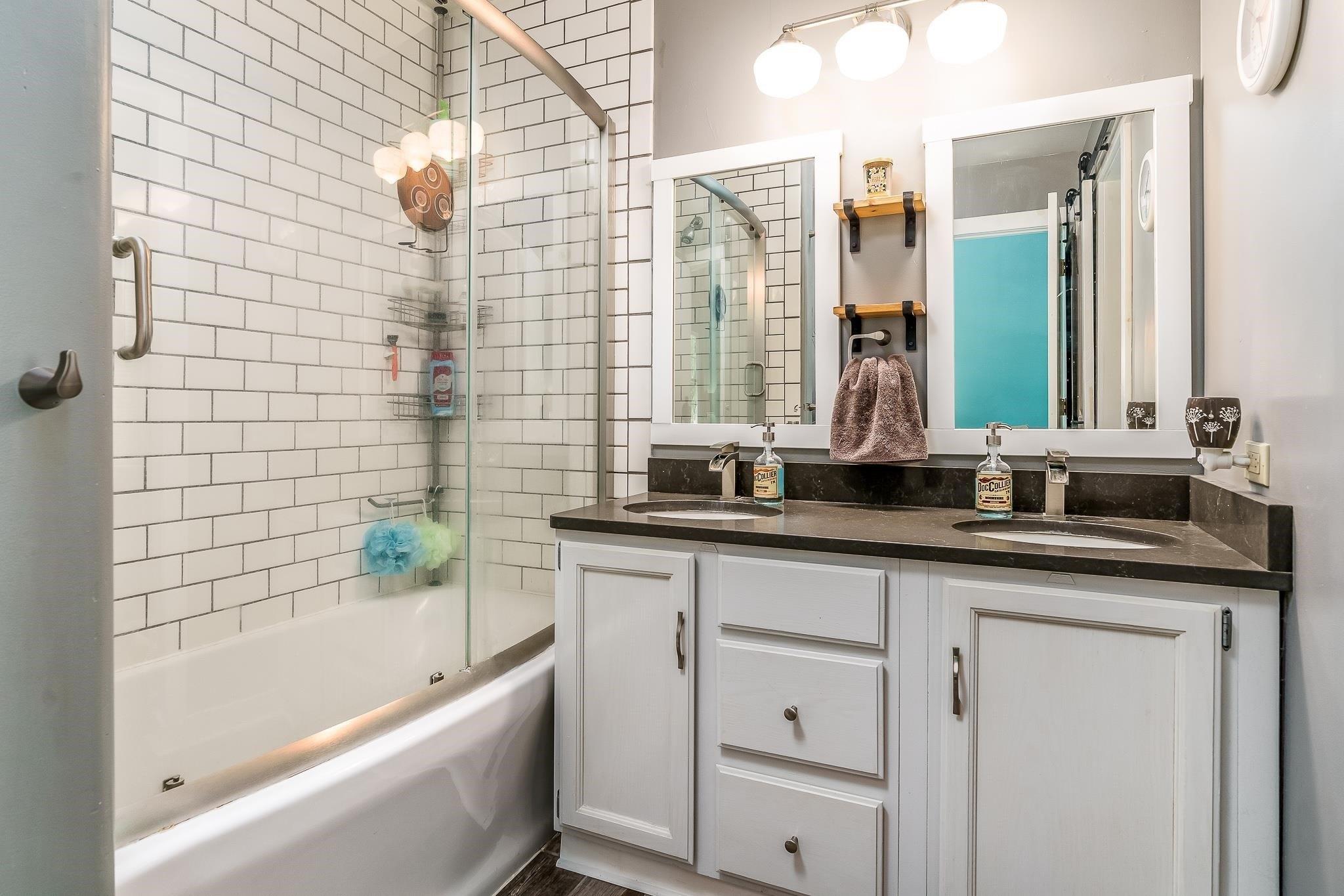 Oakleaf Ln, Woodstock, IL 60098