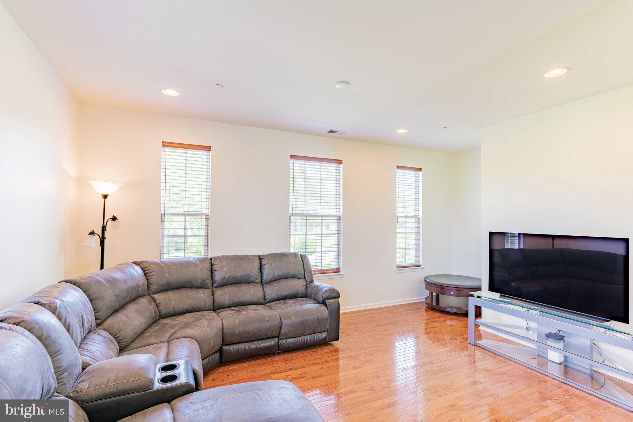 Aura Rd, Glassboro, NJ 08028