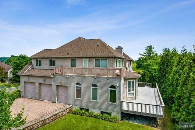 White Oak Ct, Hamburg, NJ 07419