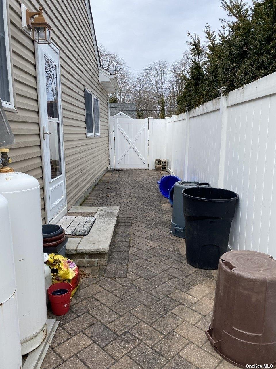 Frankie Ln, North Babylon, NY 11703
