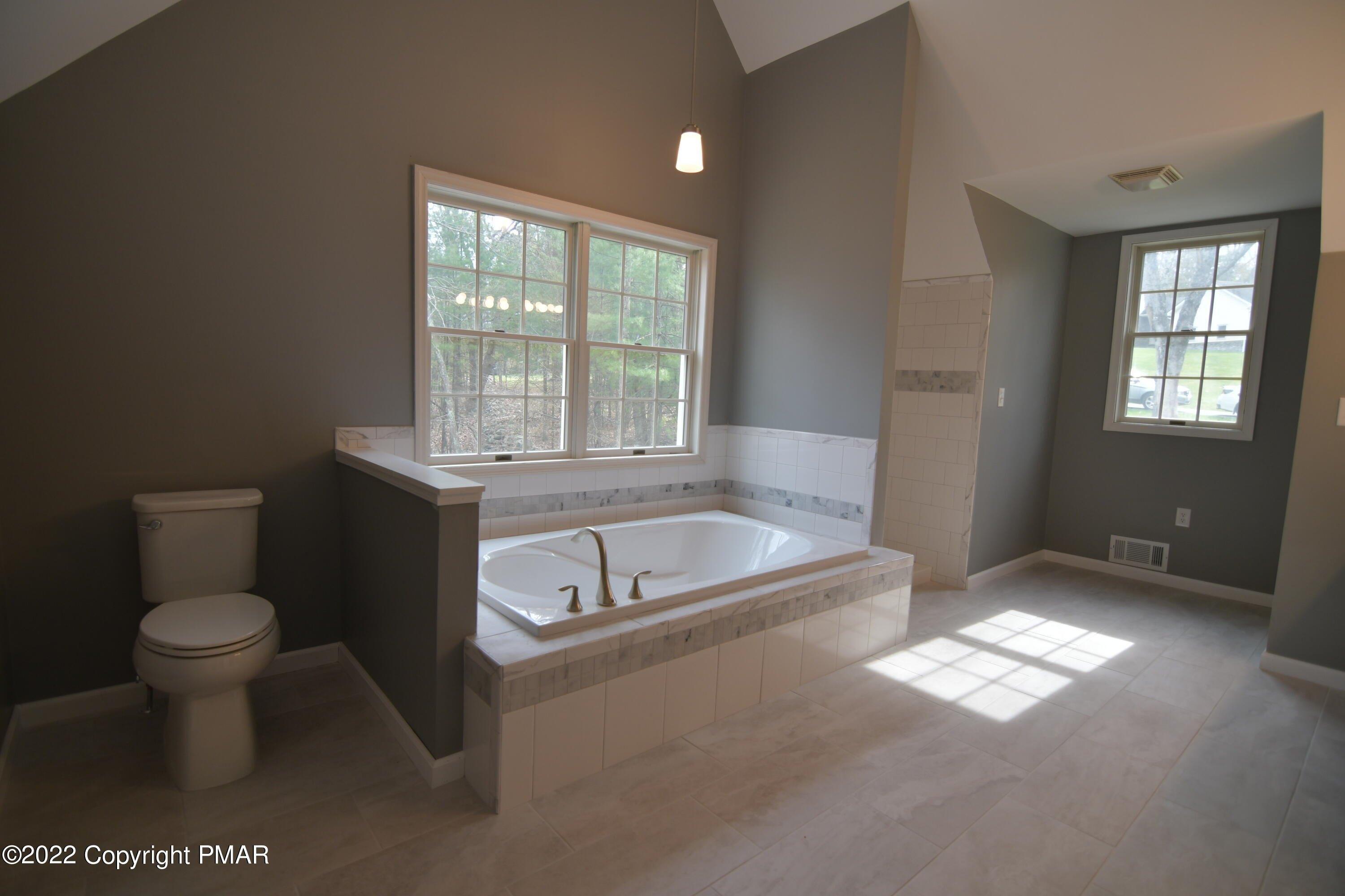 Wildflower Cir, Stroudsburg, PA 18360
