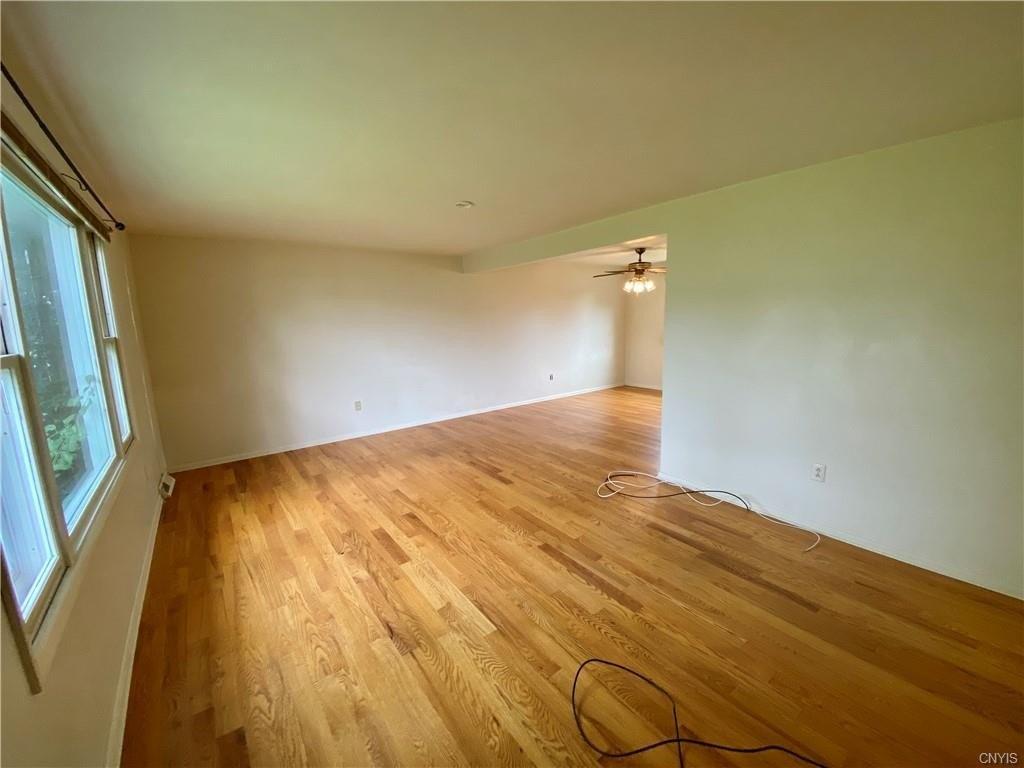 Crestview Dr, Syracuse, NY 13212
