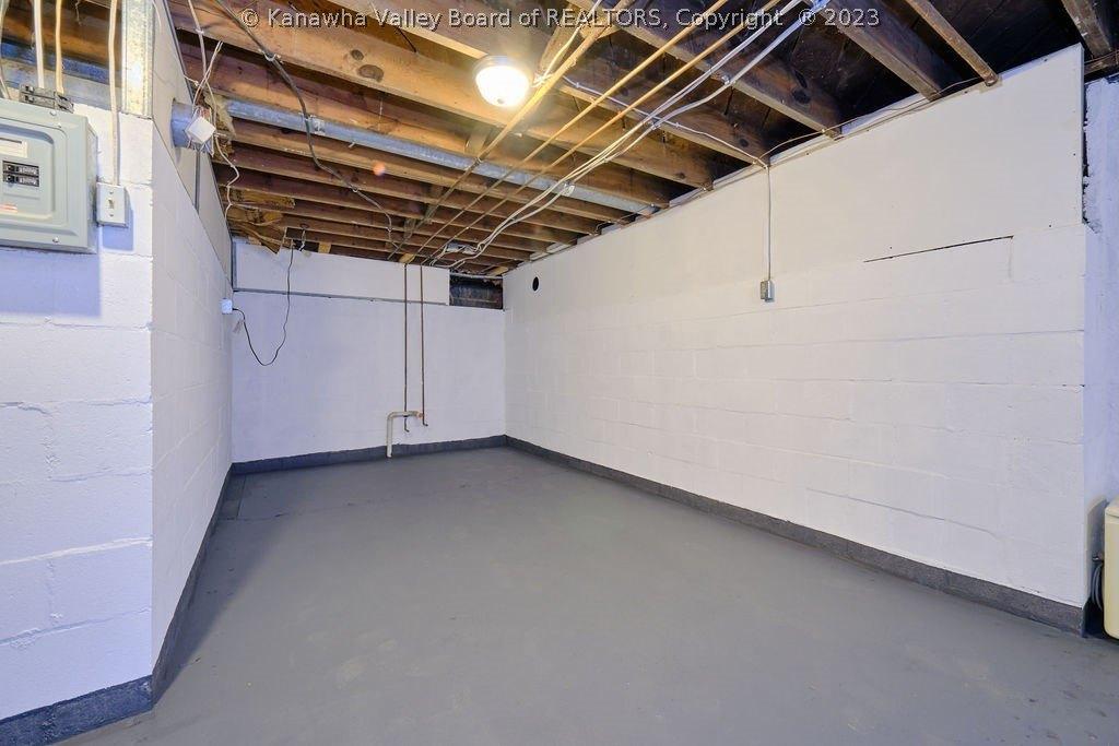 Tinder Ave, Charleston, WV 25302