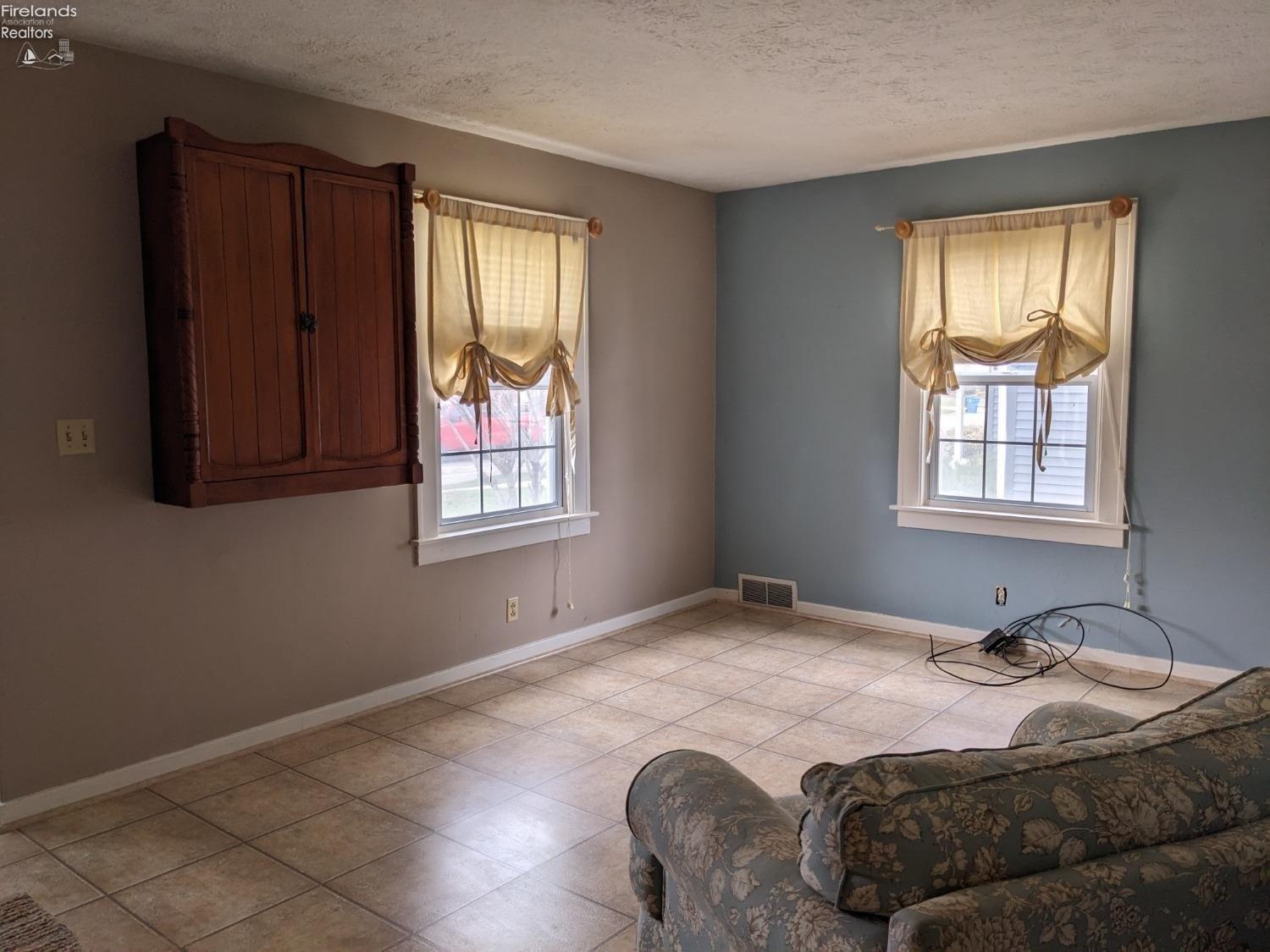 Laurel Ave, Port Clinton, OH 43452