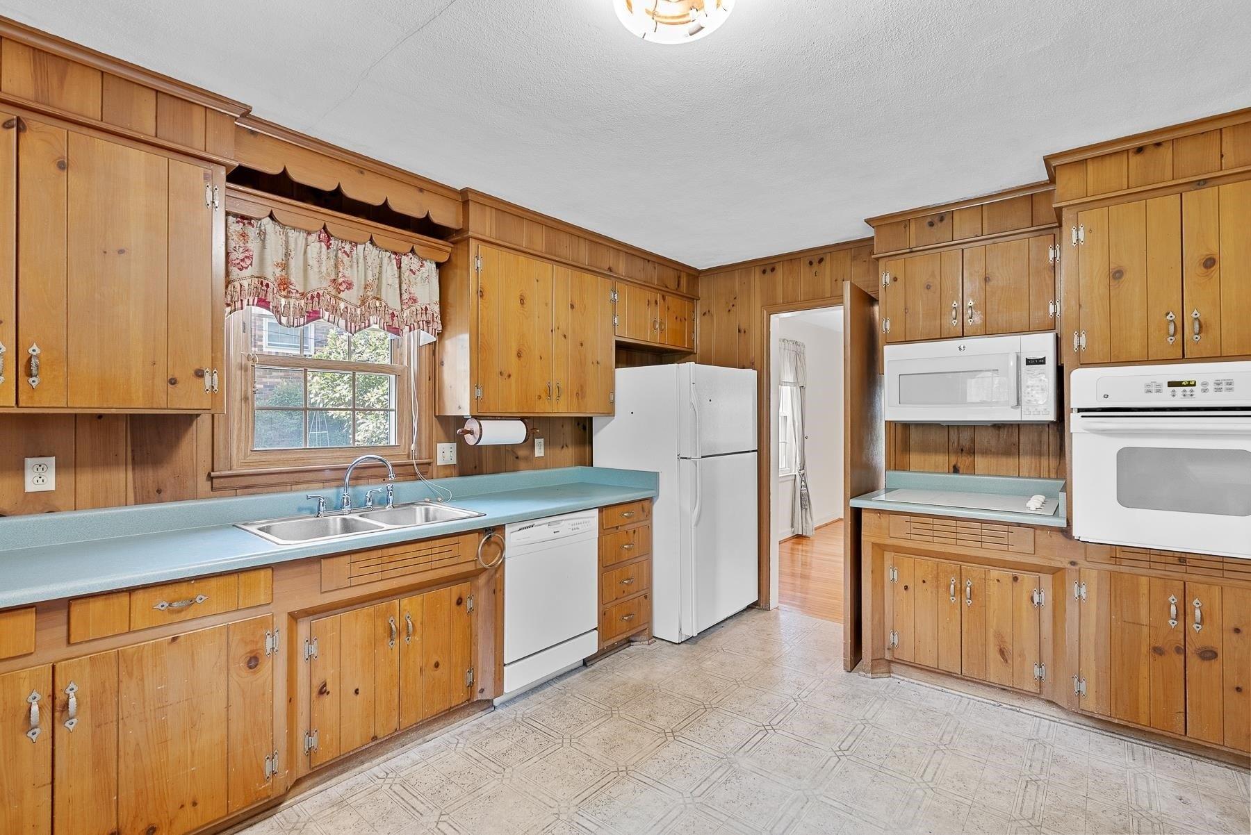 N Pine Lake Dr, Spartanburg, SC 29301