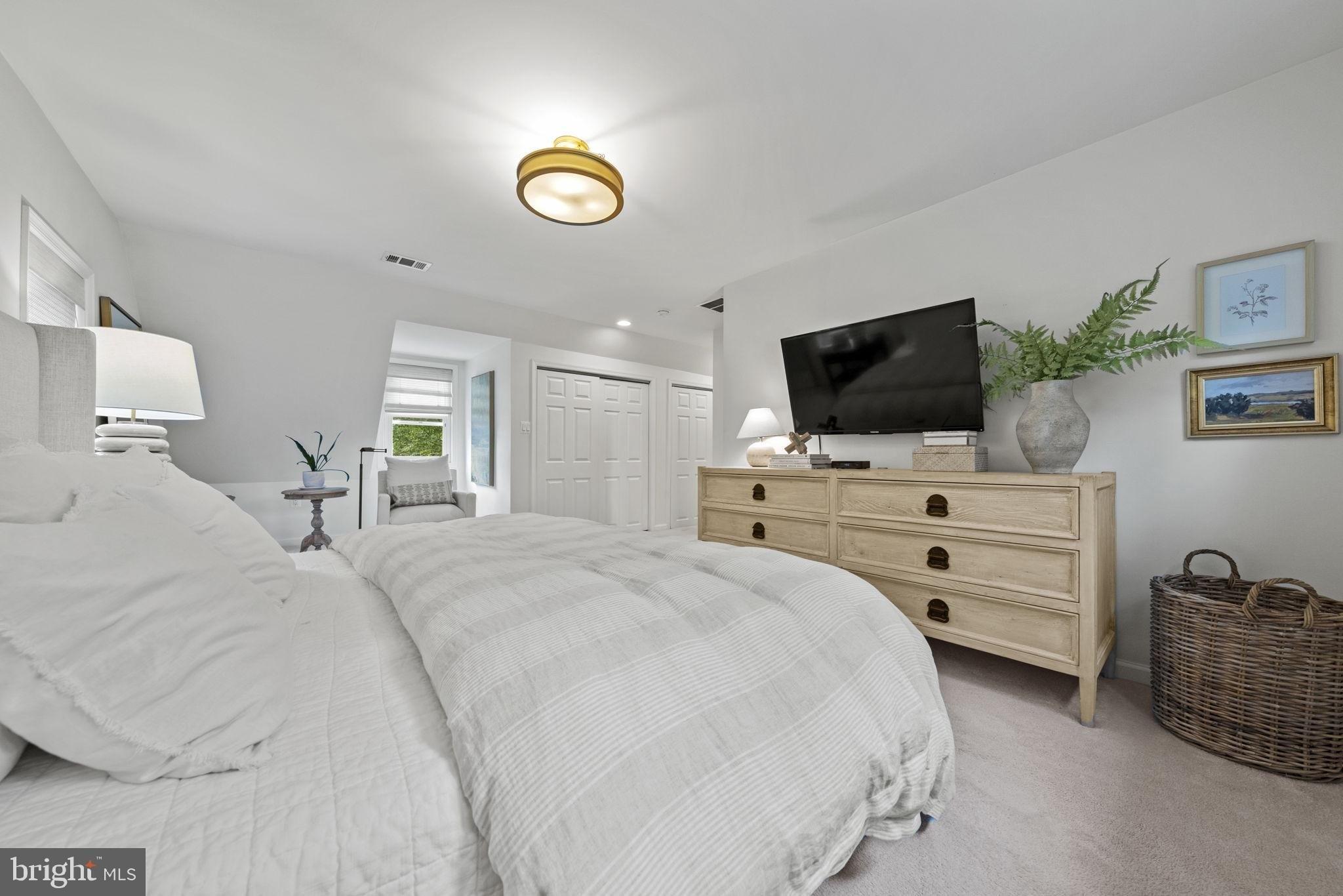 Lawrence Dr, Falls Church, VA 22042