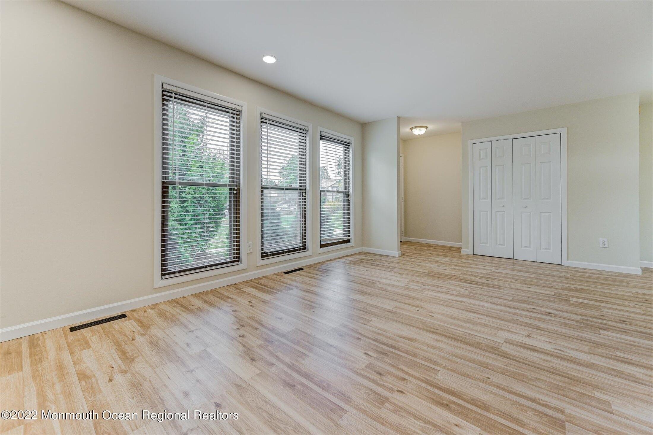 Danbury Ct, East Windsor, NJ 08520