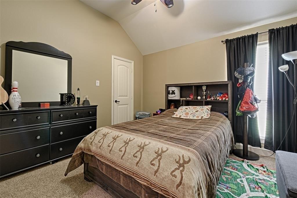 E Saunders St, Trenton, TX 75490