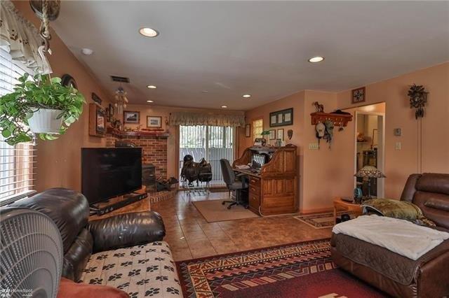 Carol Ln, Bath, PA 18014