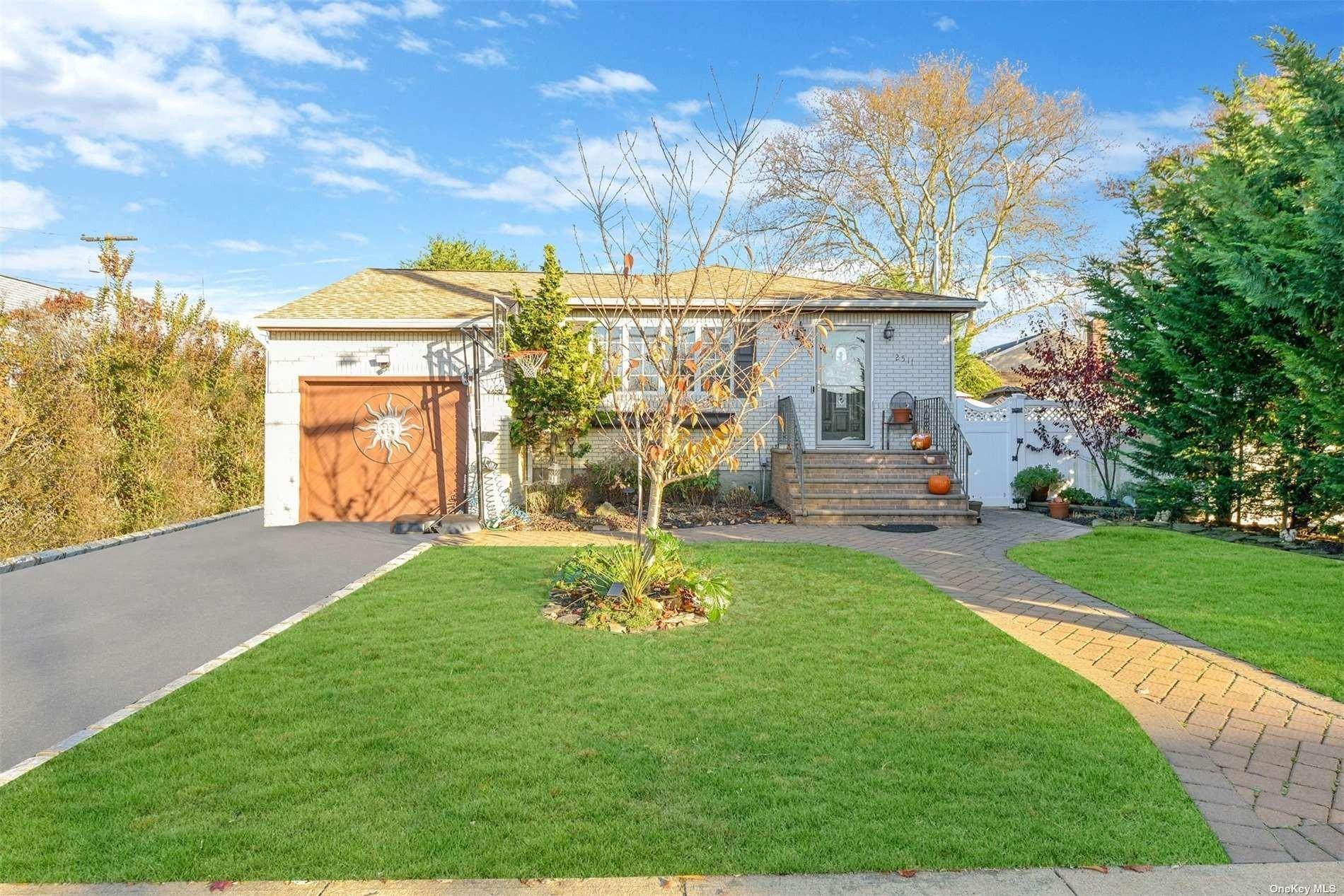 Neptune Ave, Seaford, NY 11783